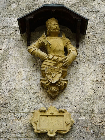 Wandbüste an der Gebäudemauer