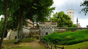 Weg entlang der Seite von Schloss Lichtenstein in der Schwäbischen Alb