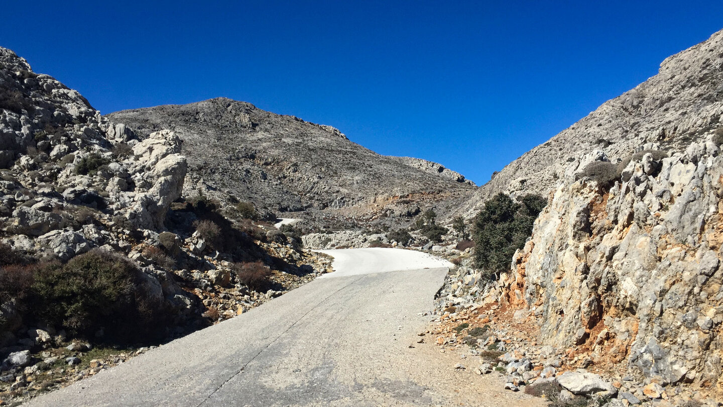 die Straße zum Skinakas-Observatorium im Ida-Gebirge auf Kreta die Straße zum Skinakas-Observatorium im Ida-Gebirge
