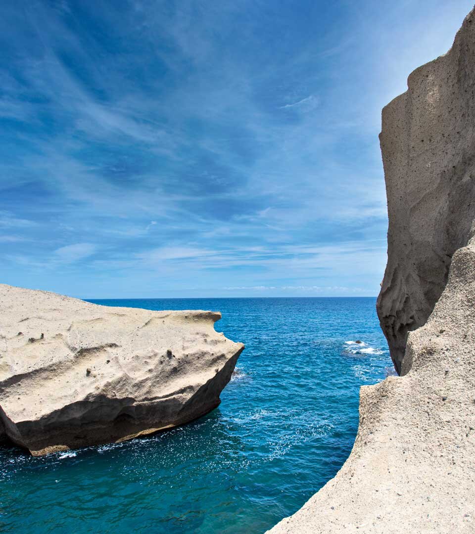 die sandfarbene Tuffsteinlandschaft bei San Miguel de Tajao reicht direkt bis zur Küste am Atlantik Tuffgestein an der Küste bei San Miguel de Tajao im Südosten Teneriffas