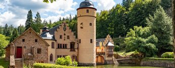 Schloss Mespelbrunn mit rundem Turm und Wassergraben im Spessart