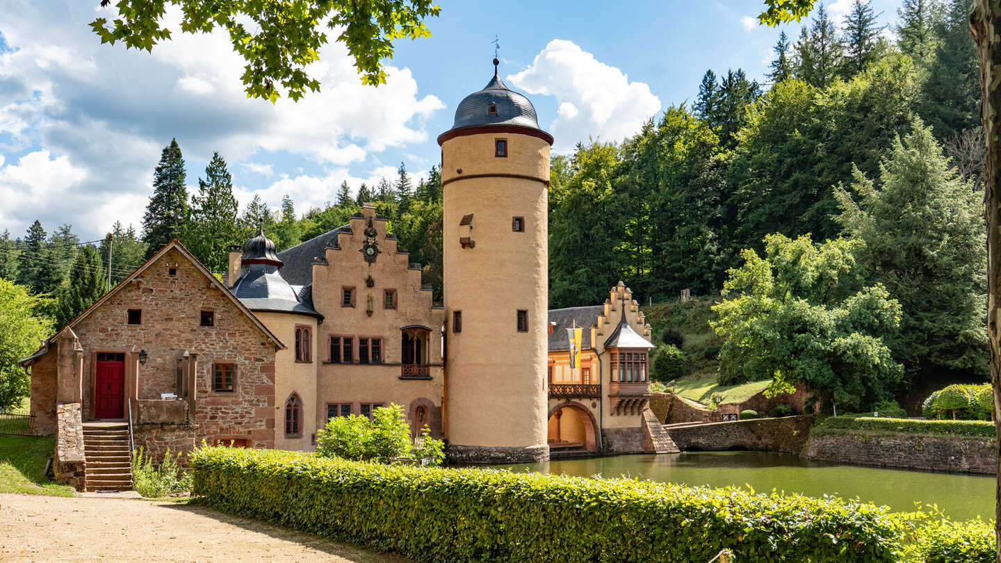 Schloss Mespelbrunn mit rundem Turm und Wassergraben im Spessart