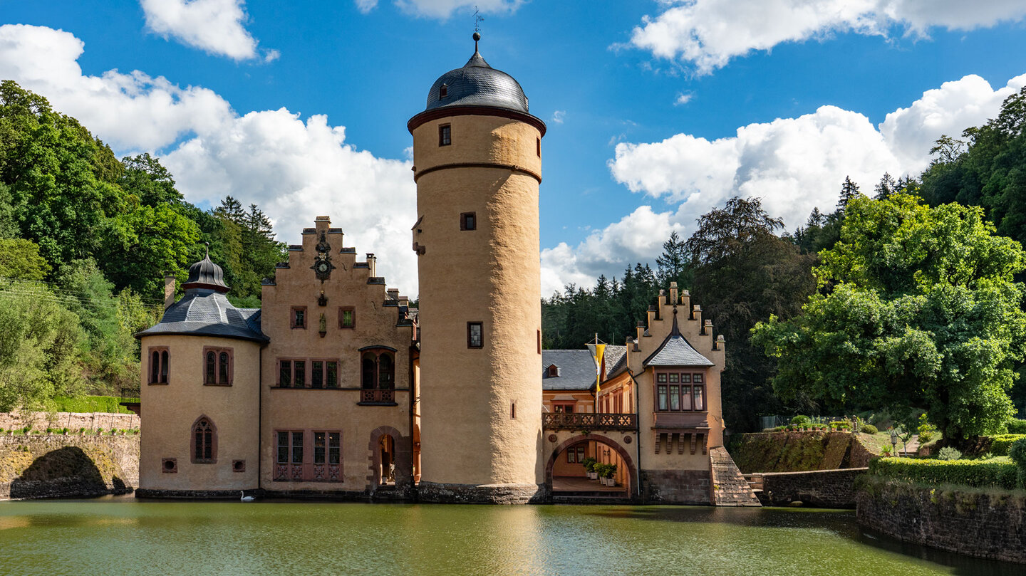 Turm und Fassade von Schloss Mespelbrunn am Wasser