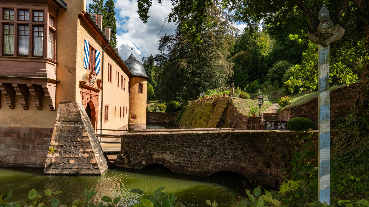 Wassergraben und Mauerwerk von Schloss Mespelbrunn in Unterfranken