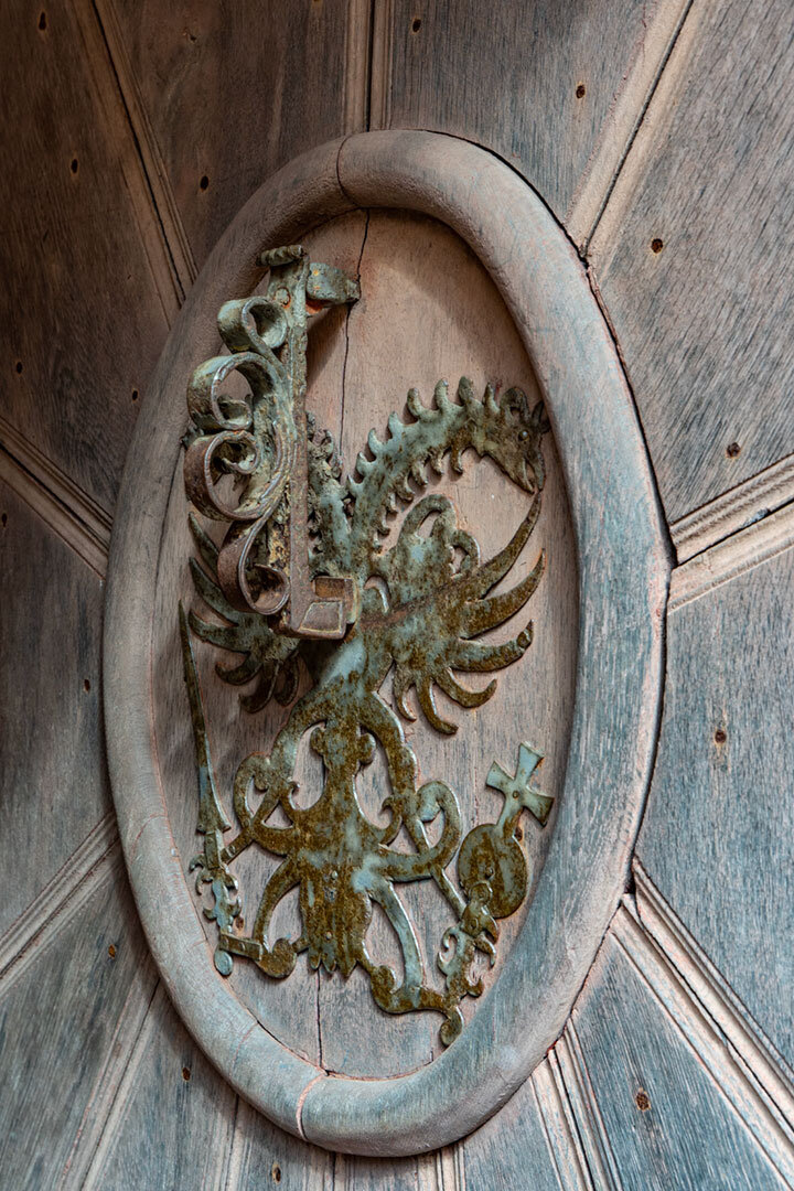 Historisches Wappen mit Drache auf Holztür in Schloss Mespelbrunn