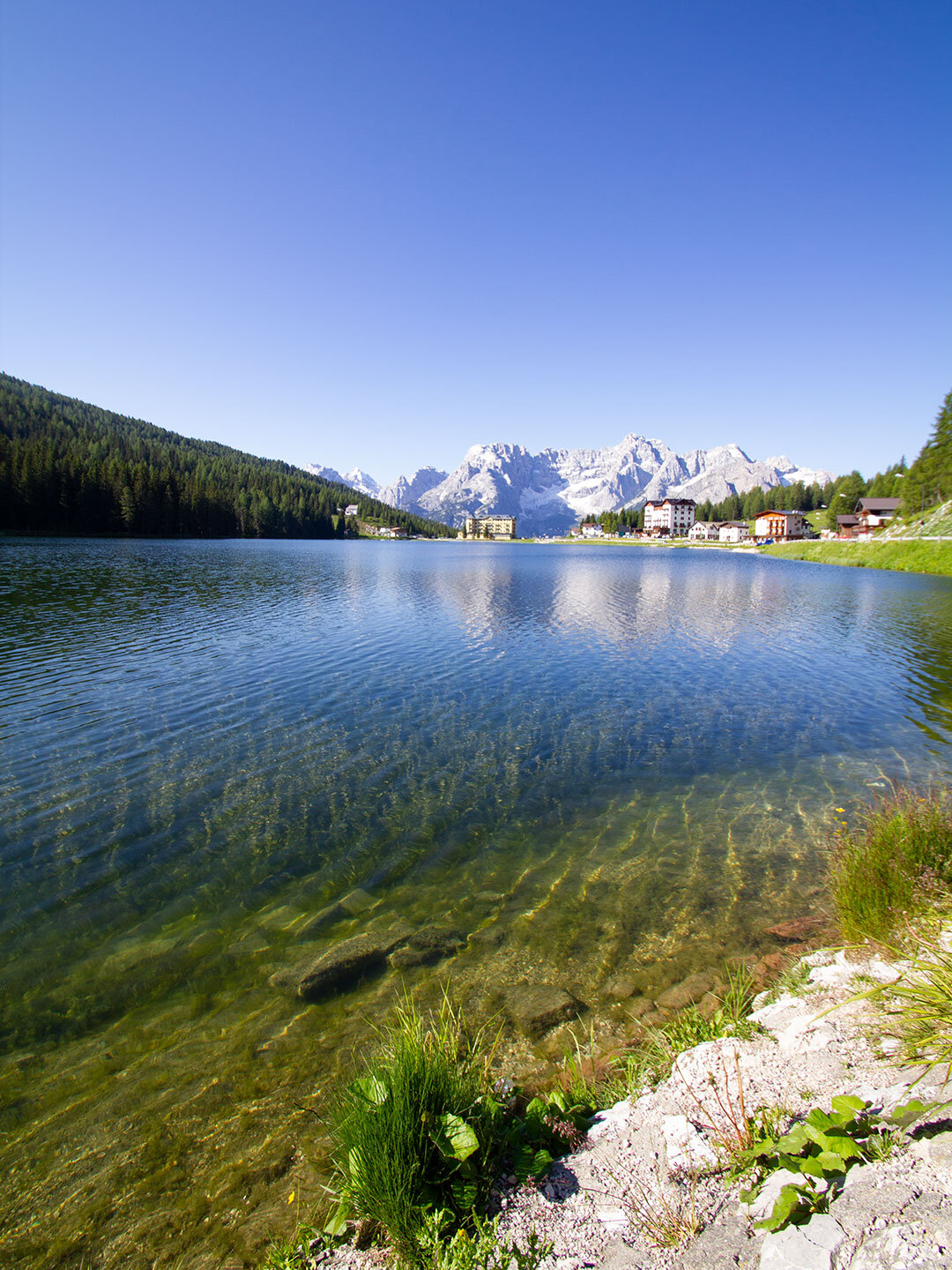 kristallklares Wasser am Lago di Misurina in den Dolomiten kristallklares Wasser am Lago di Misurina