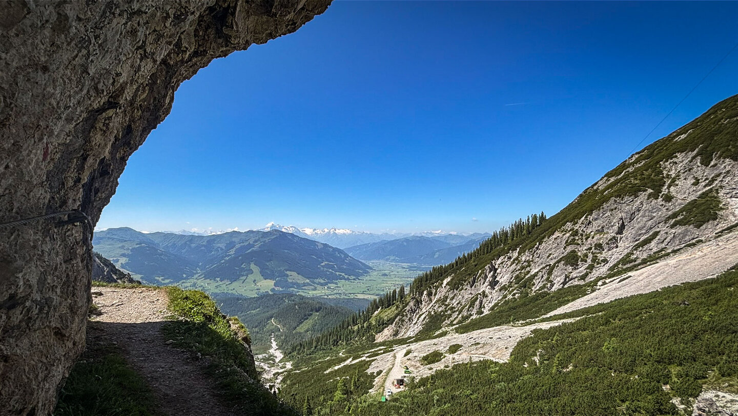 Felsüberhang am Wanderweg im Steinernen Meer