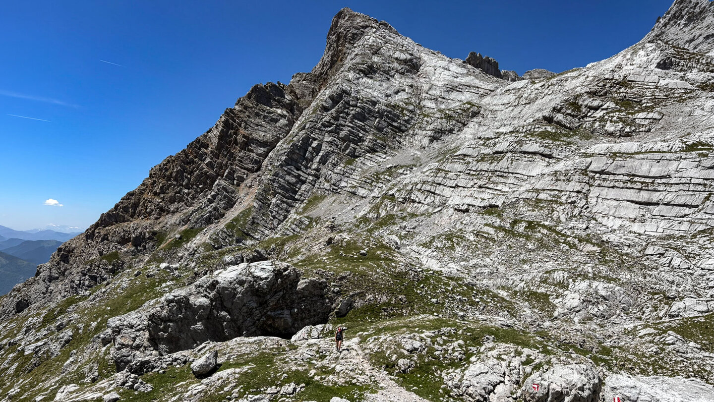 Geschichtete Felswand entlang der Bergtour im Steinernen Meer