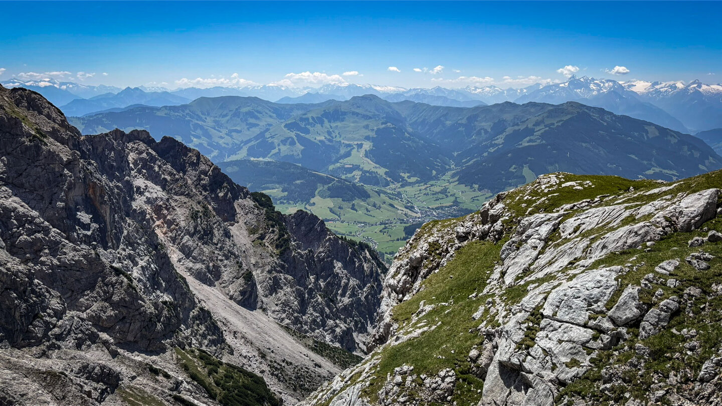 Tiefblick vom Steinernen Meer hinunter Richtung Saalfelden im Salzburger Land