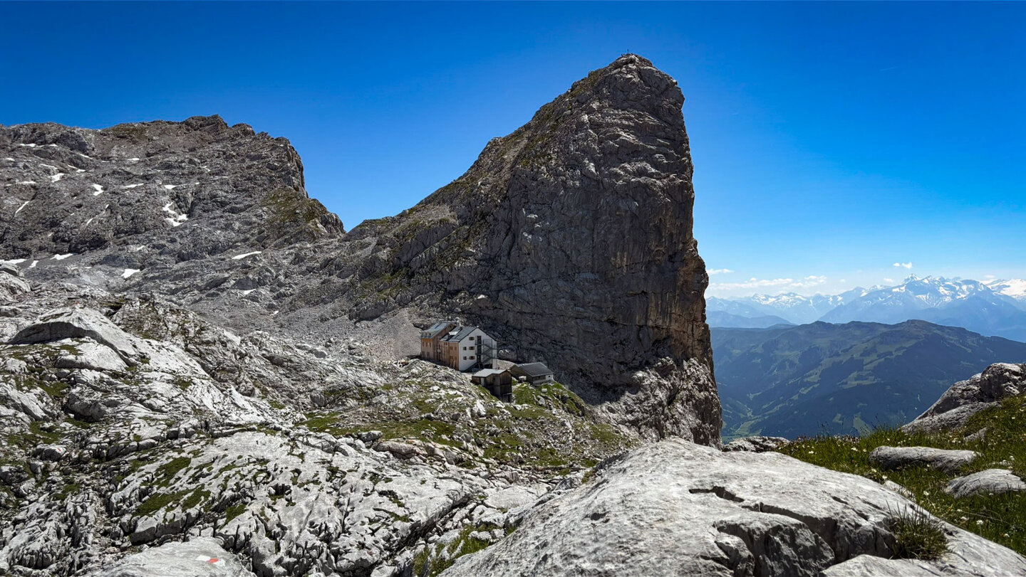 Das Riemannhaus unterhalb des markanten Sommersteins im Steinernen Meer