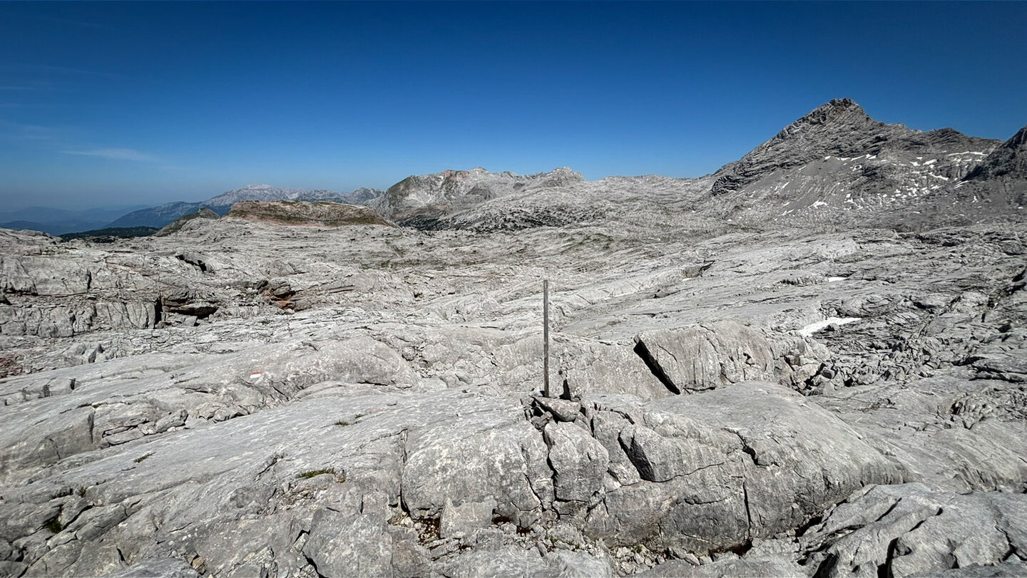 Felsen der Karstfläche im Steinernen Meer, geprägt von zerfurchtem Kalkstein und bizarren Formationen