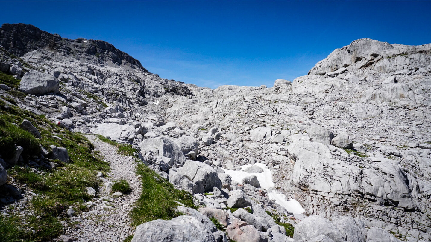 Wanderweg im Steinernen Meer, führt über das weitläufige Karstplateau der Berchtesgadener Alpen