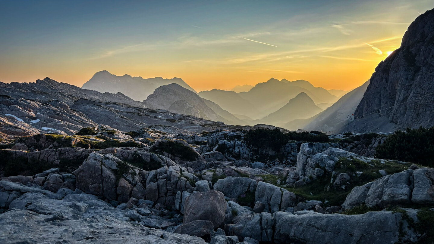 Sonnenuntergang über dem Steinernen Meer mit Silhouetten der Berggipfel