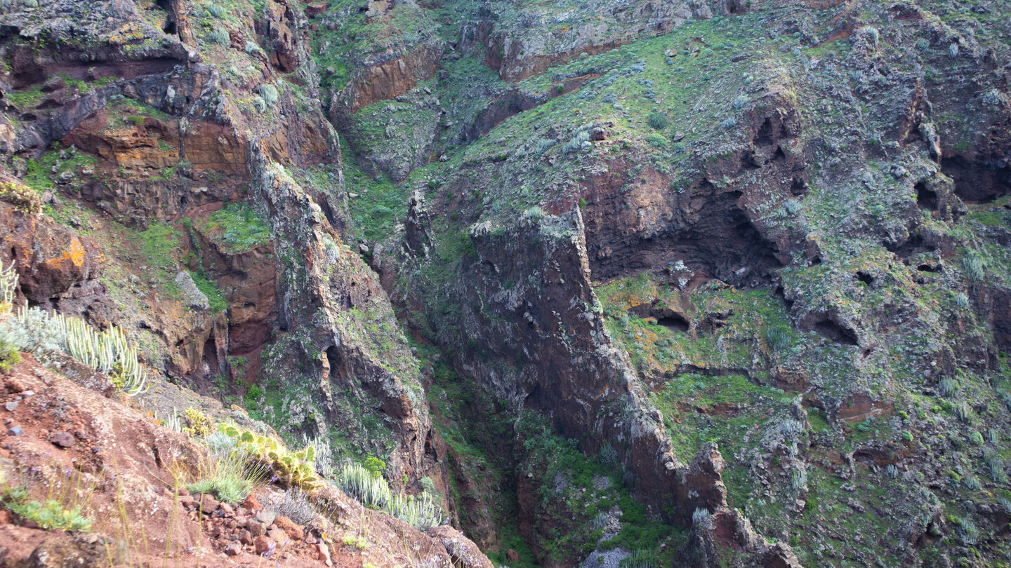 von Erosion zerklüftetes Gestein an den Steilwänden der Schlucht