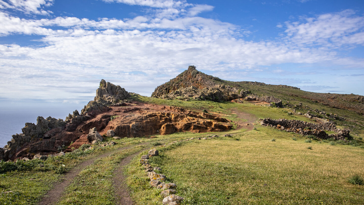 braun-rote Gesteinsformationen vor dem Roque des Andén