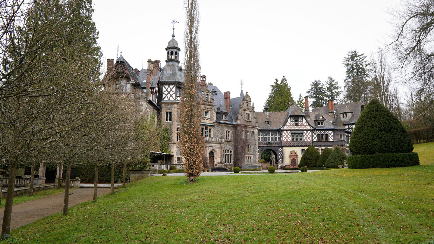 der gepflegte Schlosspark am Schloss Rauischholzhausen