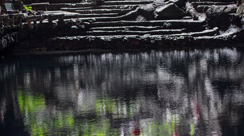 Wasserspiegelung auf dem Salzwassersee im Jameos del Agua auf Lanzarote