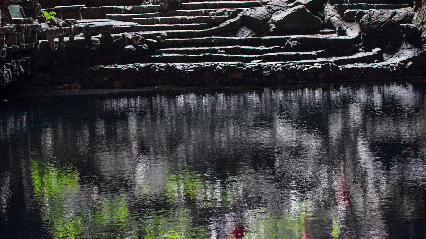 Wasserspiegelung auf dem Salzwassersee im Jameos del Agua auf Lanzarote Wasserspiegelung auf dem Salzwassersee im Jameos del Agua auf Lanzarote