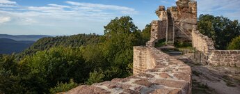 Blick von der Wegelnburg zur Hohenbourg