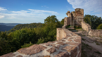 Blick von der Wegelnburg zur Hohenbourg