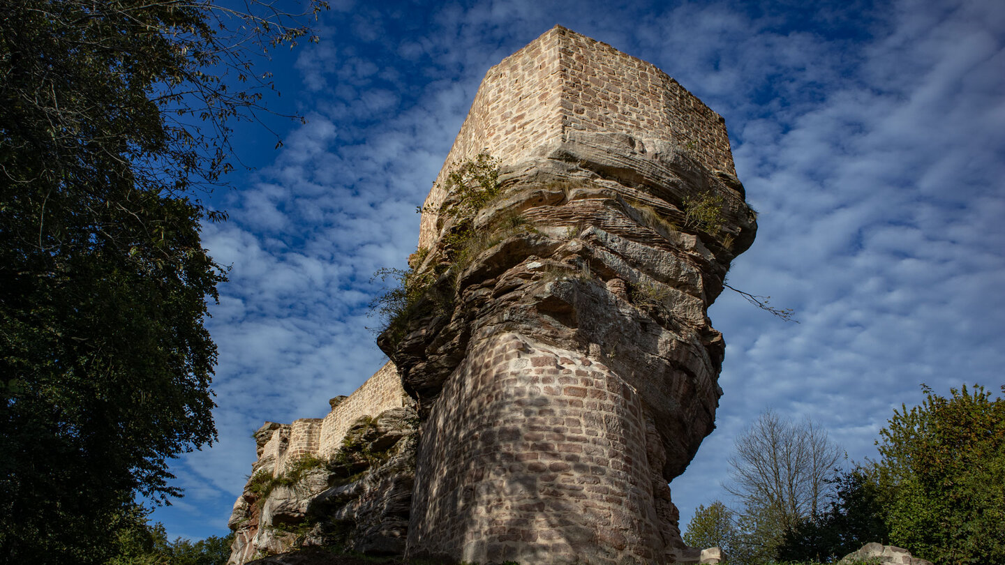 gewaltige Burganlage der Wegelnburg