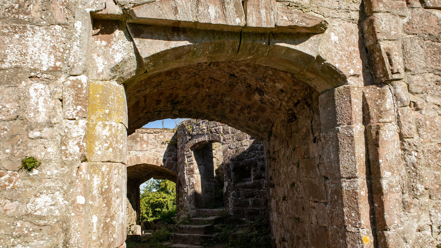das Portal des Château du Hohenbourg