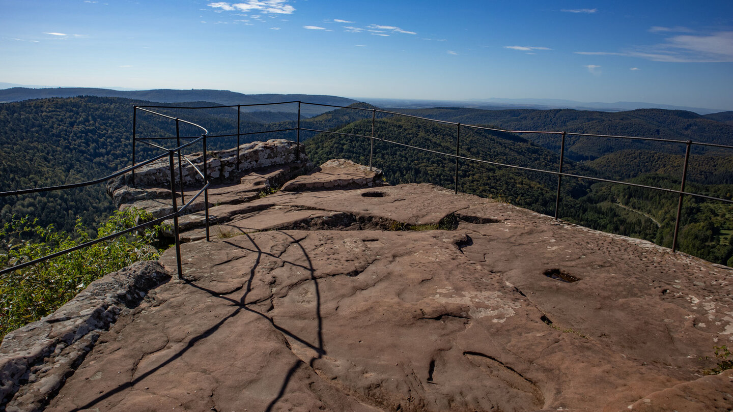 Ausblick übers Felsplateau der Loewenstein auf die Vogesen