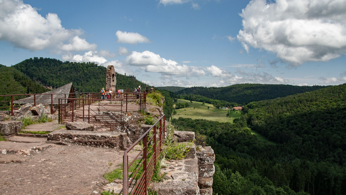 Ausblick vom Felsplateau des Château de Fleckenstein zum Gimbelhof