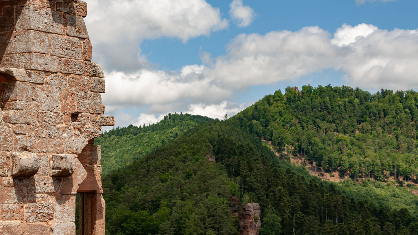 Blick auf die Buntsandsteinfelsen von der Burg Fleckenstein