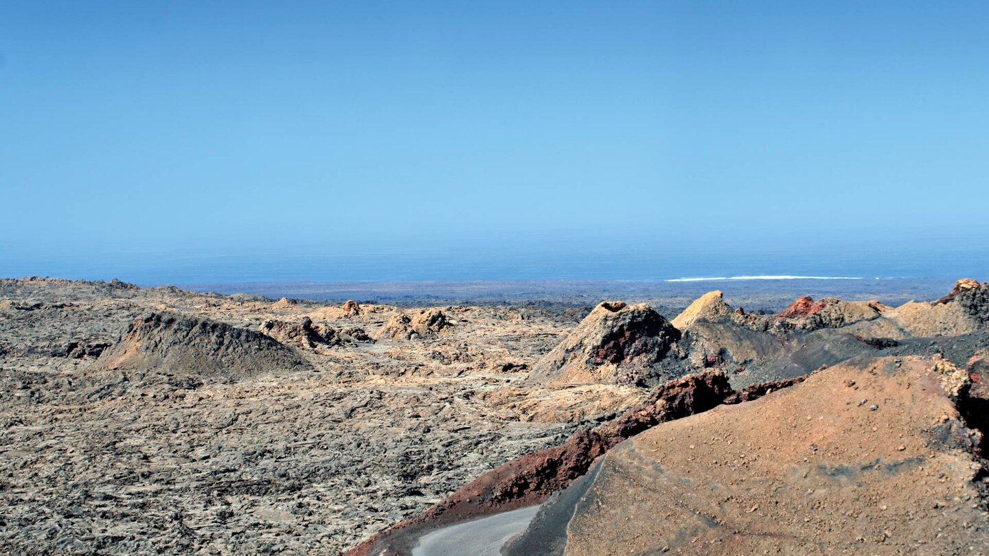 Blick von Islote de Hilario im Timanfaya Nationalpark zur Küste