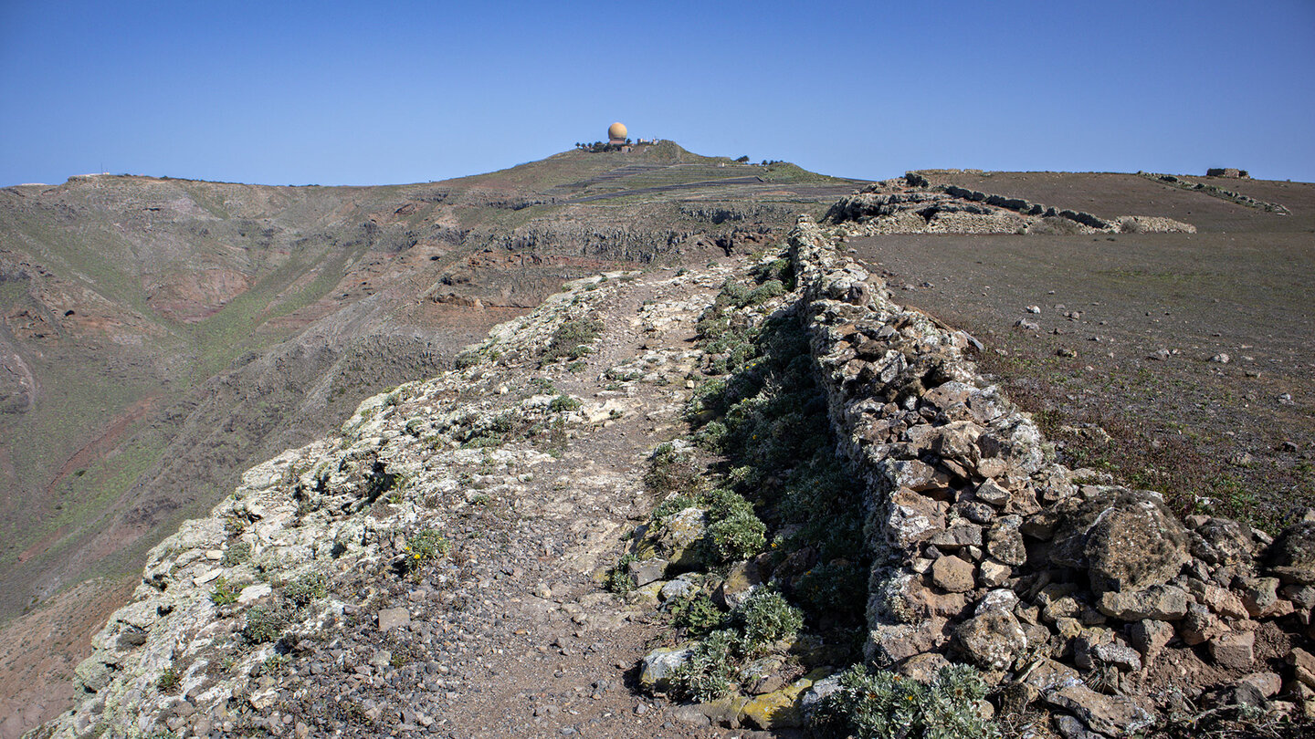 Wanderweg mit Blick auf den Peñas del Chache