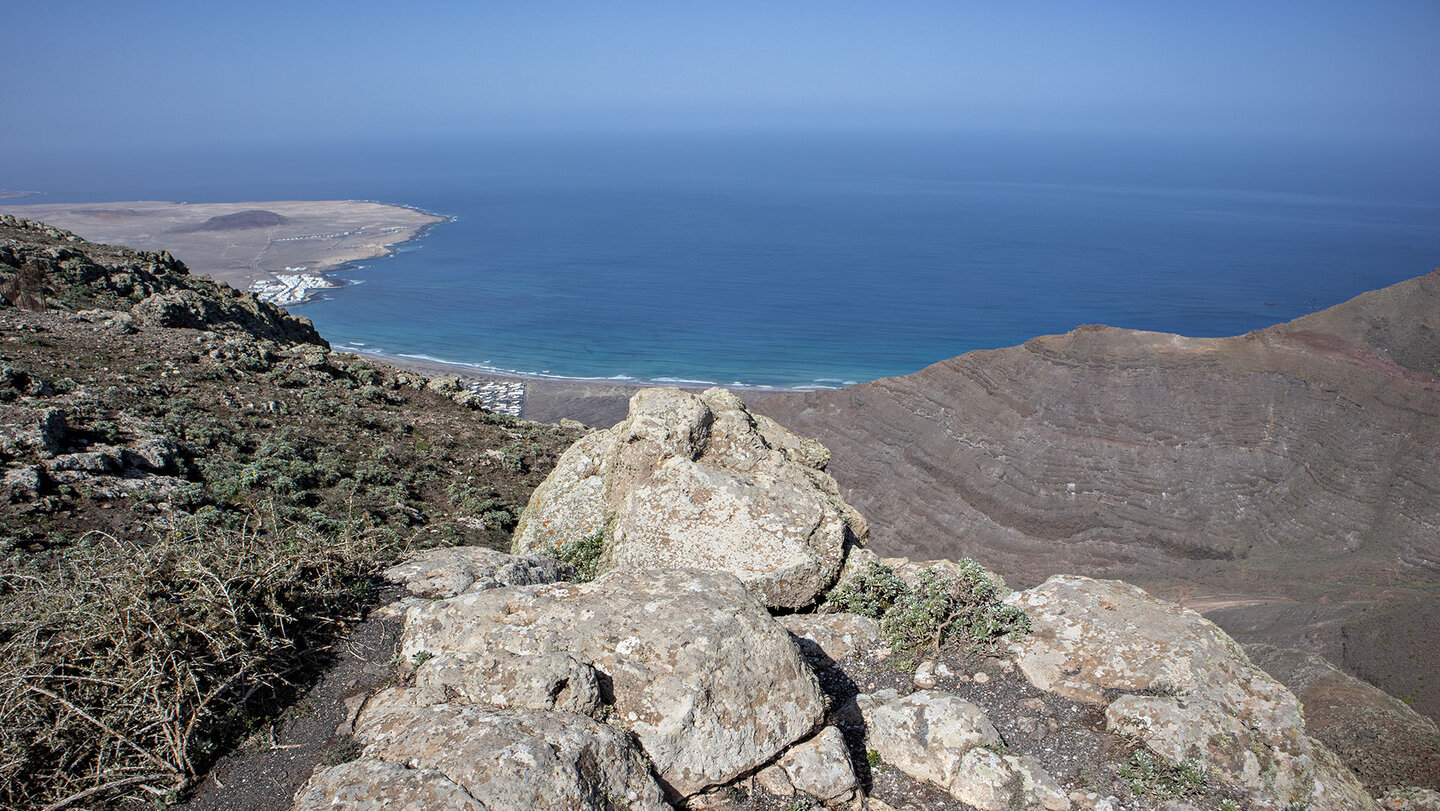 Ausblick vom Famara-Gebirge auf den Atlantik