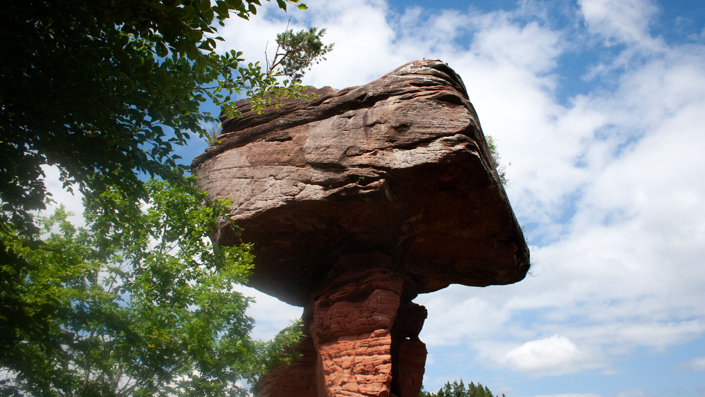 Teufelstisch bei Hinterweidenthal gilt als kulturelles Symbol im Pfälzerwald Teufelstisch bei Hinterweidenthal im Pfälzerwald
