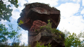 der 284 Tonnen schwere Felsen des Teufelstischs bei Hinterweidenthal