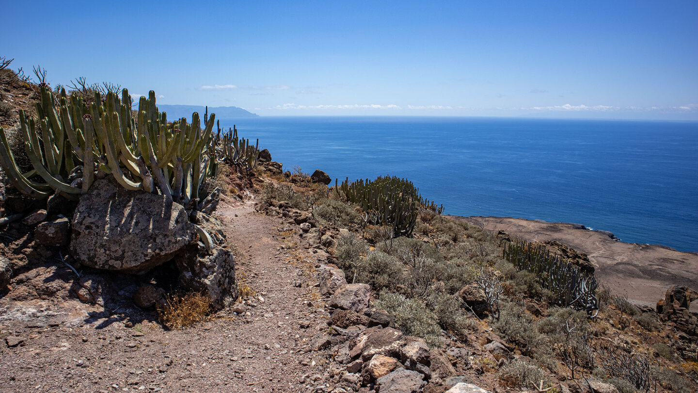 der Blick vom Wanderpfad reicht bis La Gomera