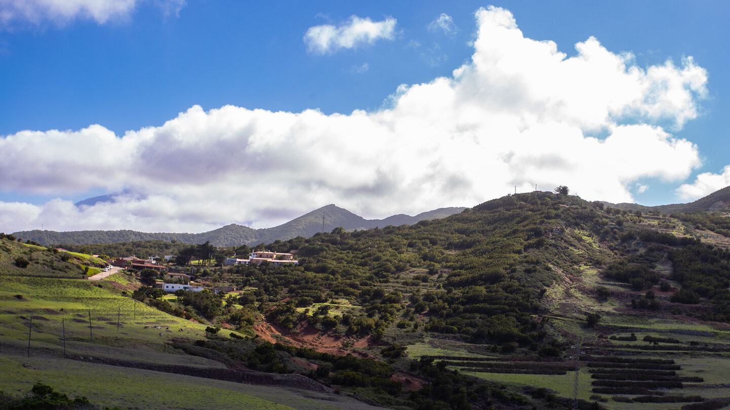 Ausblick auf das Örtchen Los Bailaderos vom Wanderweg