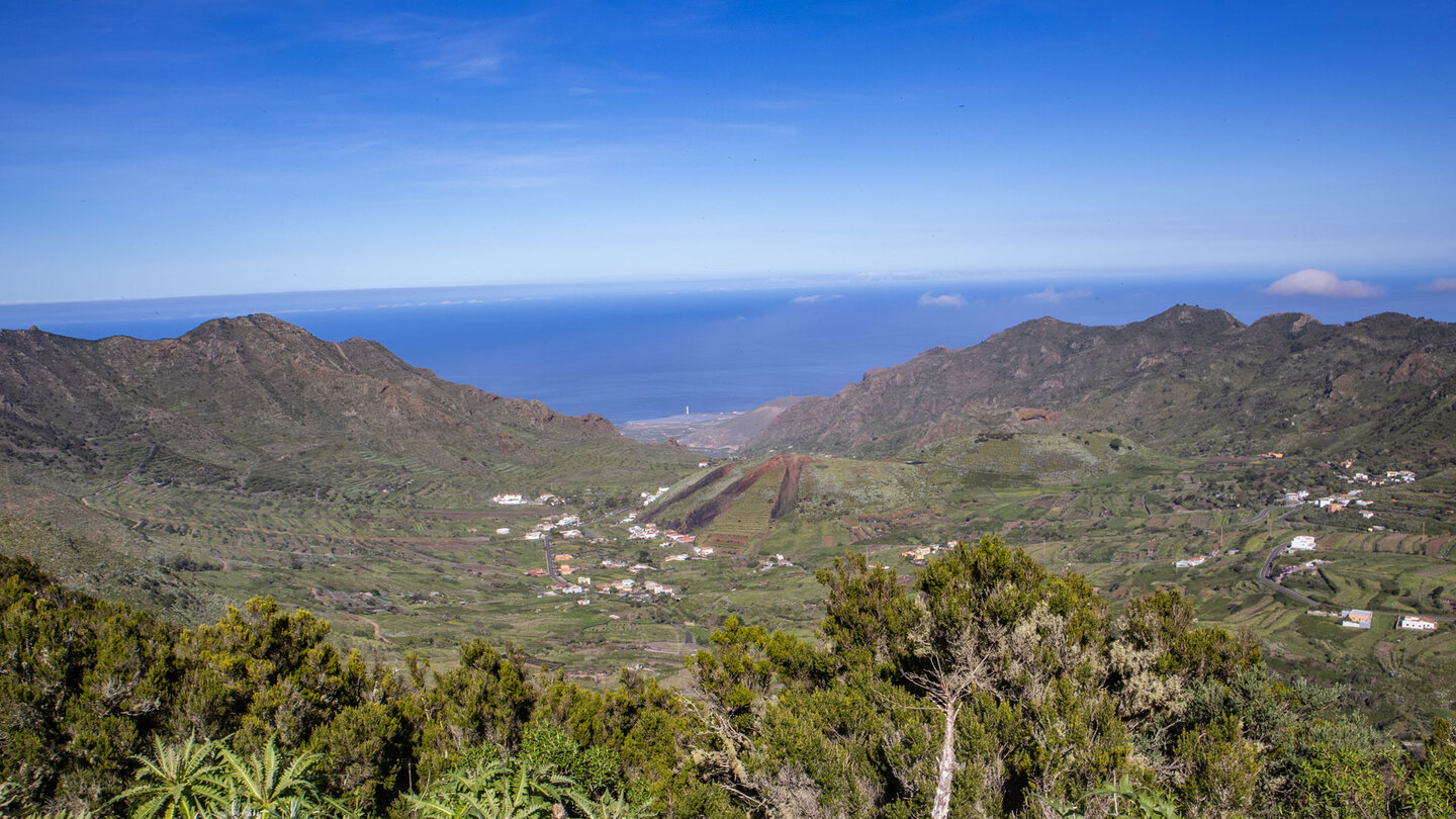Panoramablick über das Tal von El Palmar bis zur Küste bei Los Silos
