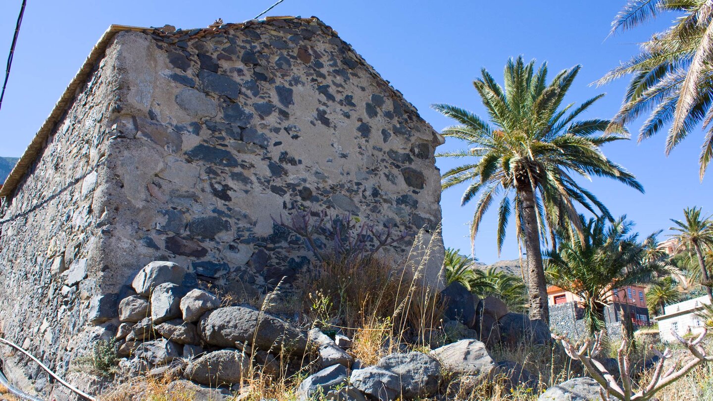 ein typisches Steinhaus entlang des Wanderwegs zur Playa del Trigo