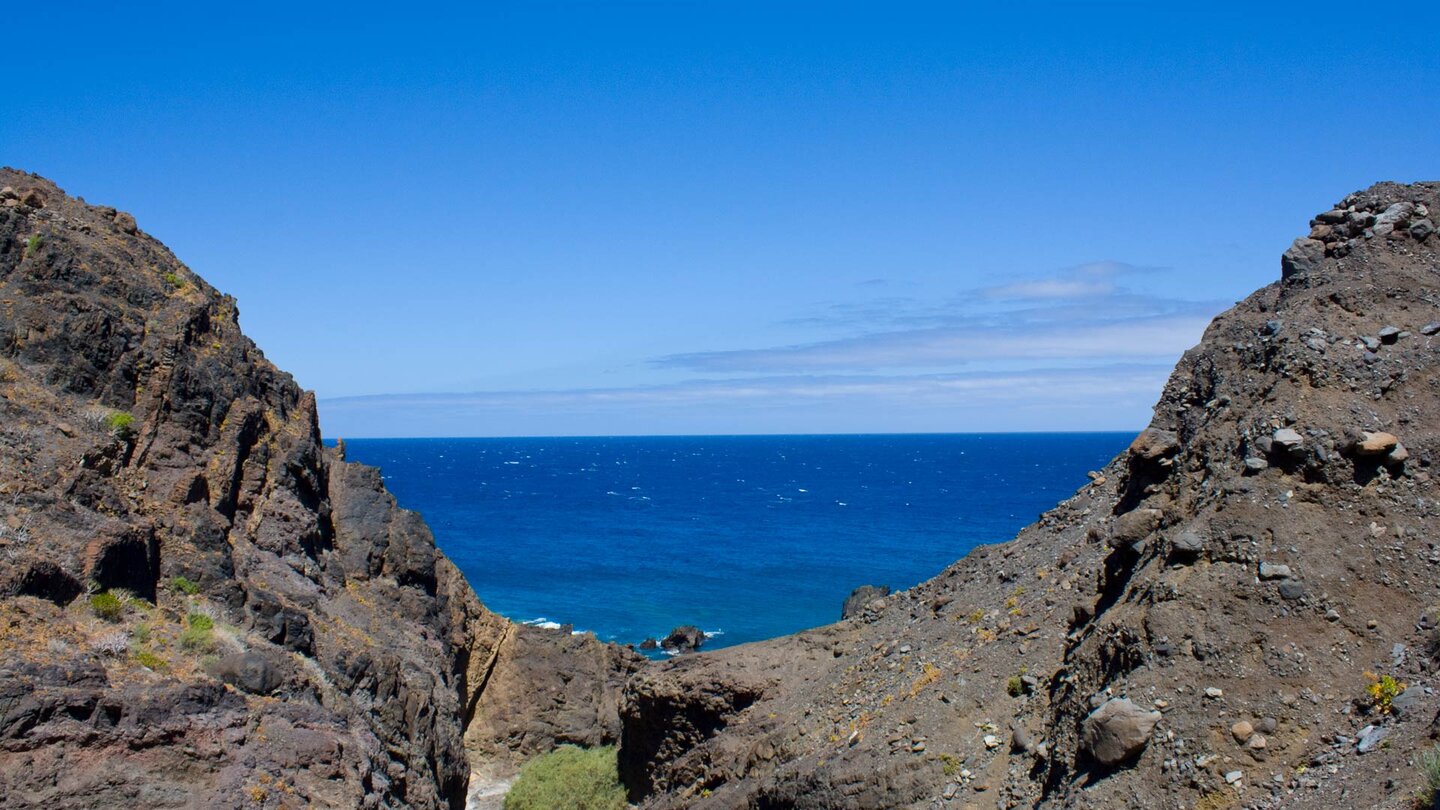 in Kehren führt der steinige Pfad die Wanderung hinab zum Strand von Trigo