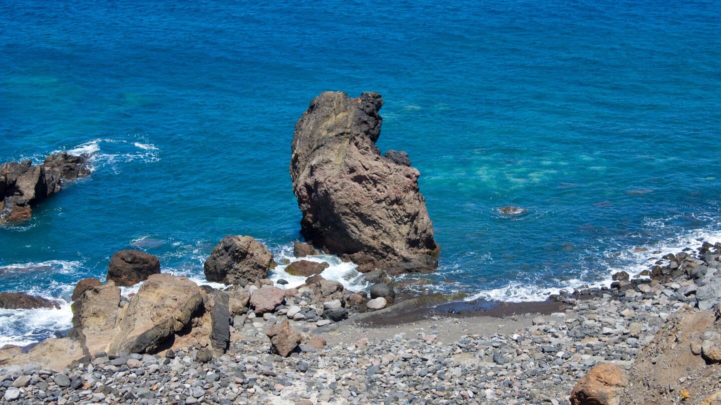 Felsen ragen aus dem Meer an der Playa del Trigo