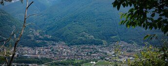 Tessiner Hauptstadt Bellinzona im Ticinotal mit Monte Carasso im Hintergrund