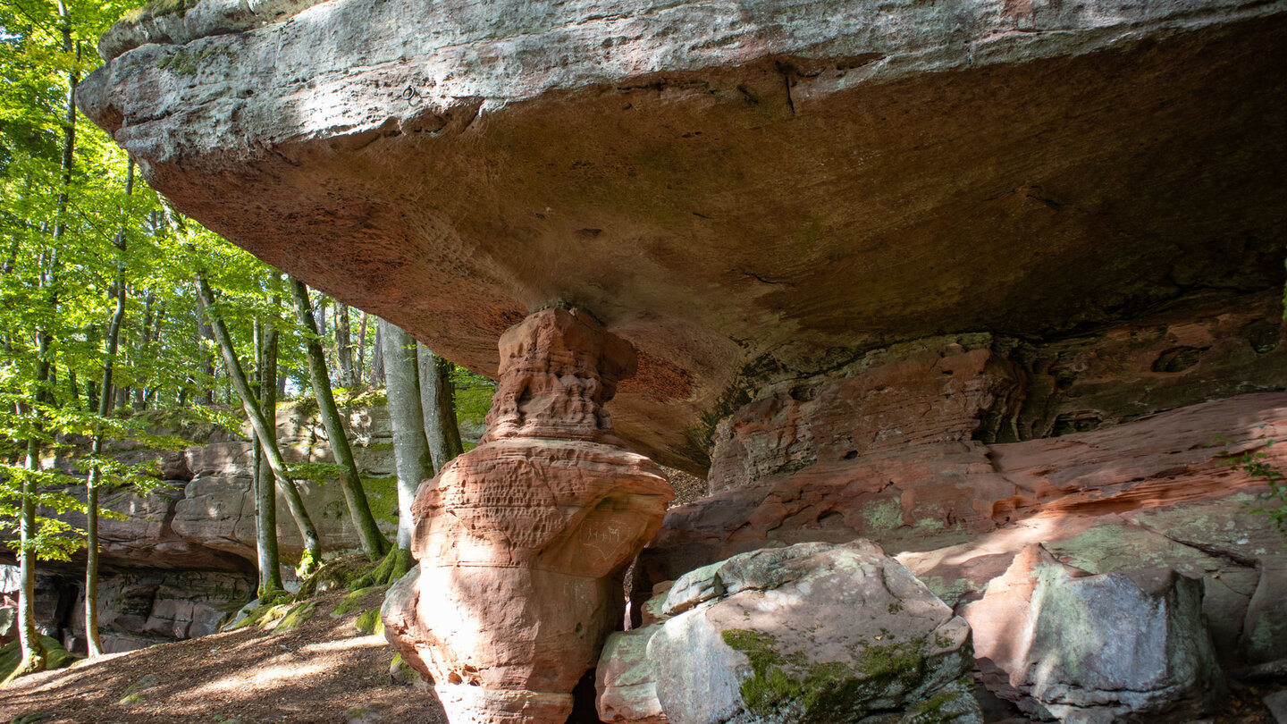 erodierte Felssäulen stützen dieFelsblöcke der Hohlen Felsen