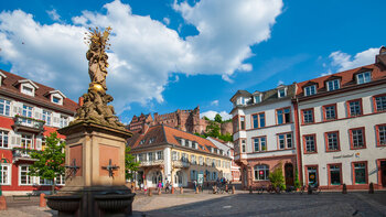 Blick vom Kornmarkt zum Heidelberger Schloss