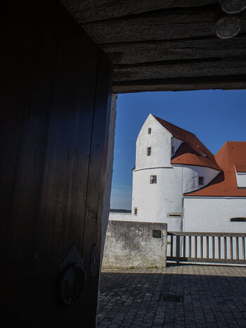 Blick vom Durchgang auf die Hauptburg der Burg Wildenstein