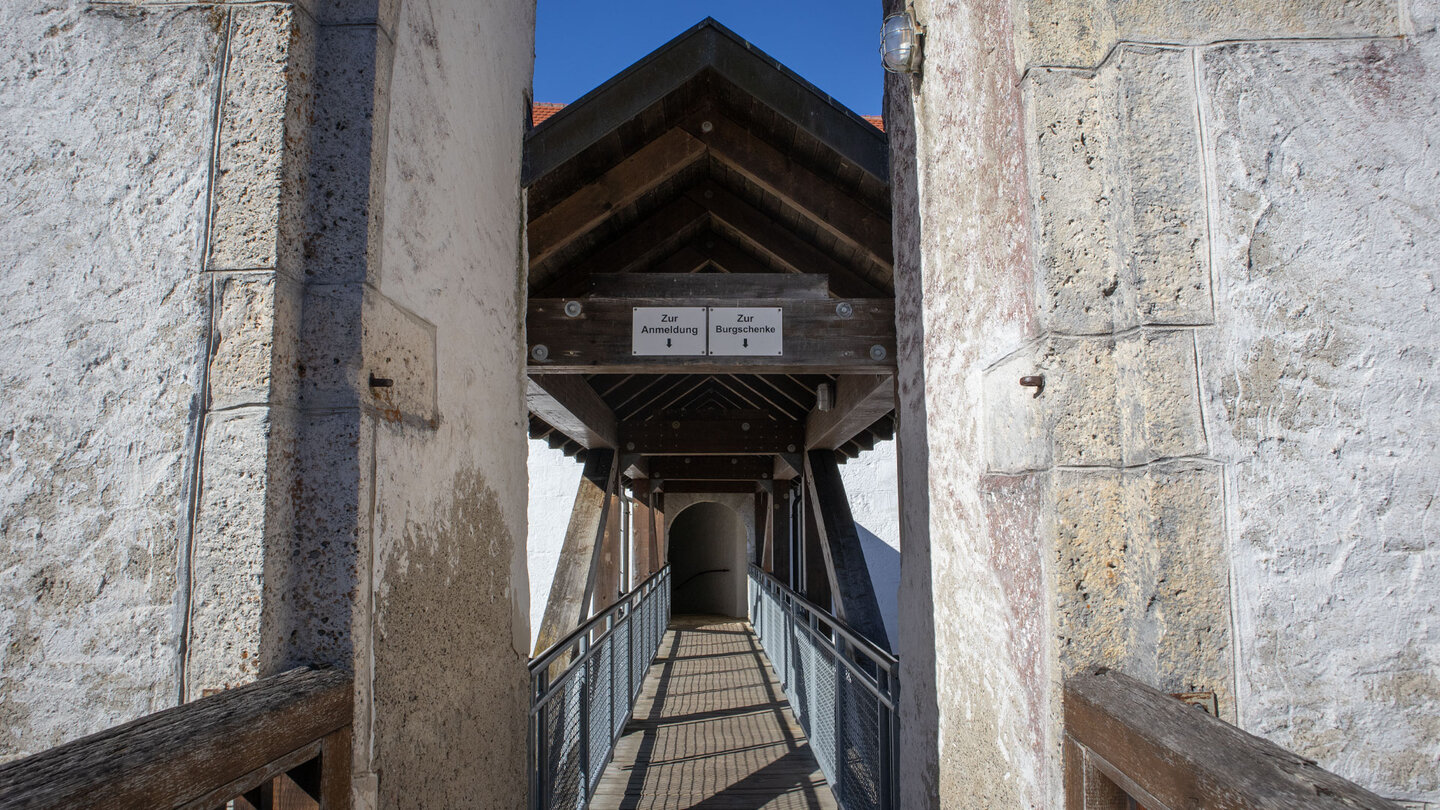 die Brücke von der Vorburg zur Hauptburg der mittelalterlichen Burganlage Wildenstein bei Leibertingen die Brücke von der Vorburg zur Hauptburg der mittelalterlichen Burganlage Wildenstein