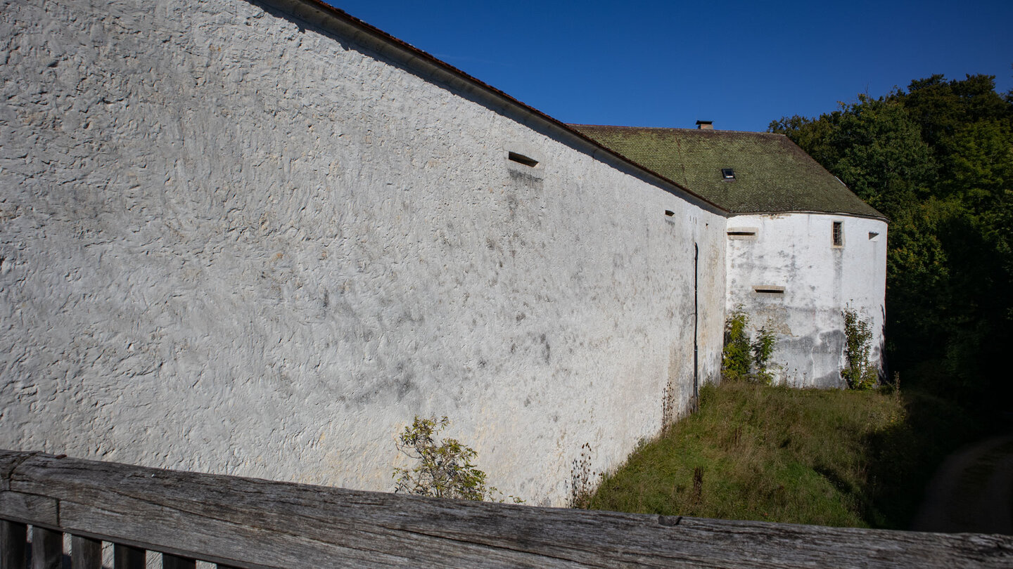 der rechte Wehrturm und die Wehrmauer der Burg Wildenstein am Oberen Donautal der rechte Wehrturm und die Wehrmauer der Burg Wildenstein