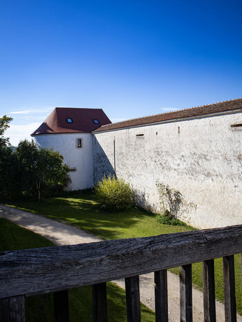 Blick zum linken Wehrturm der Vorburg an der Burg Wildenstein