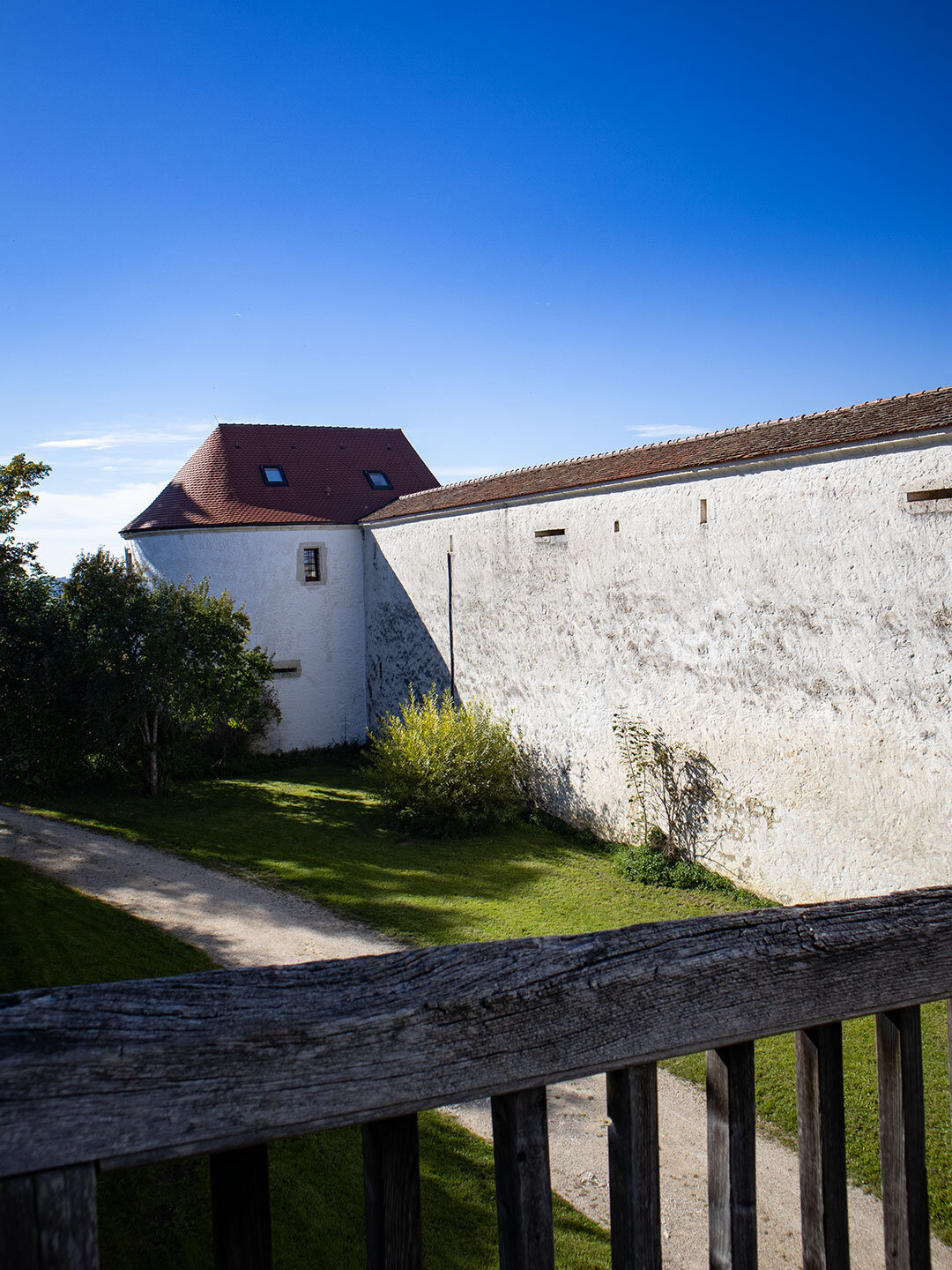 Blick zum linken Wehrturm der Vorburg an der Burg Wildenstein am Oberen Donautal Blick zum linken Wehrturm der Vorburg an der Burg Wildenstein