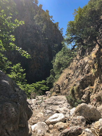 Markierungen weisen den Weg durch die Agia Irini-Schlucht