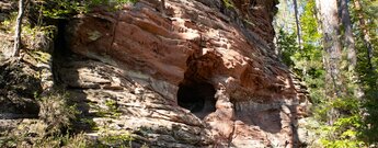 Höhle in der Felsformation der Felsenarena